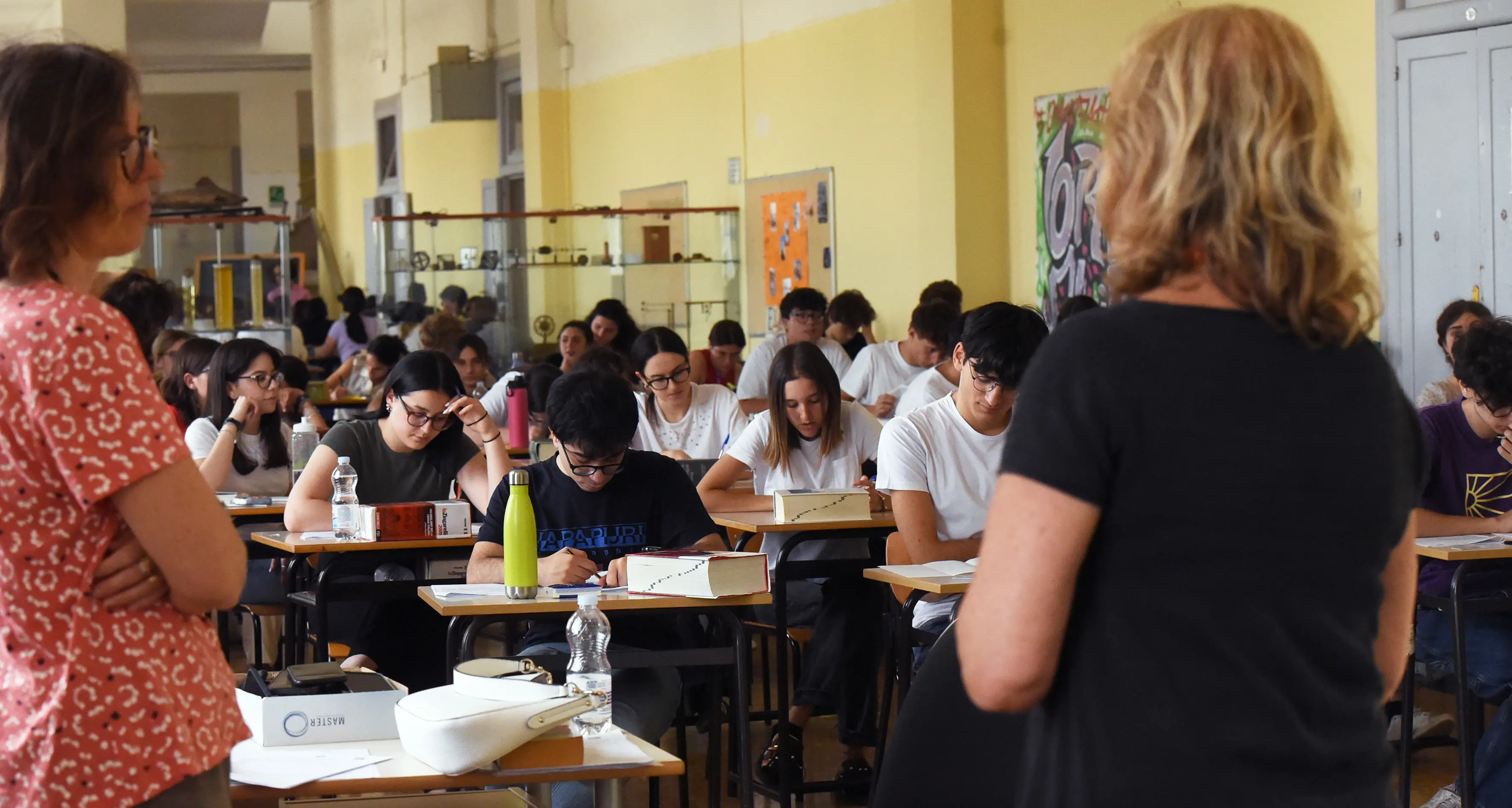 Gli insegnanti, pilastri della democrazia: “Ma servono rispetto, stabilità e salari dignitosi”