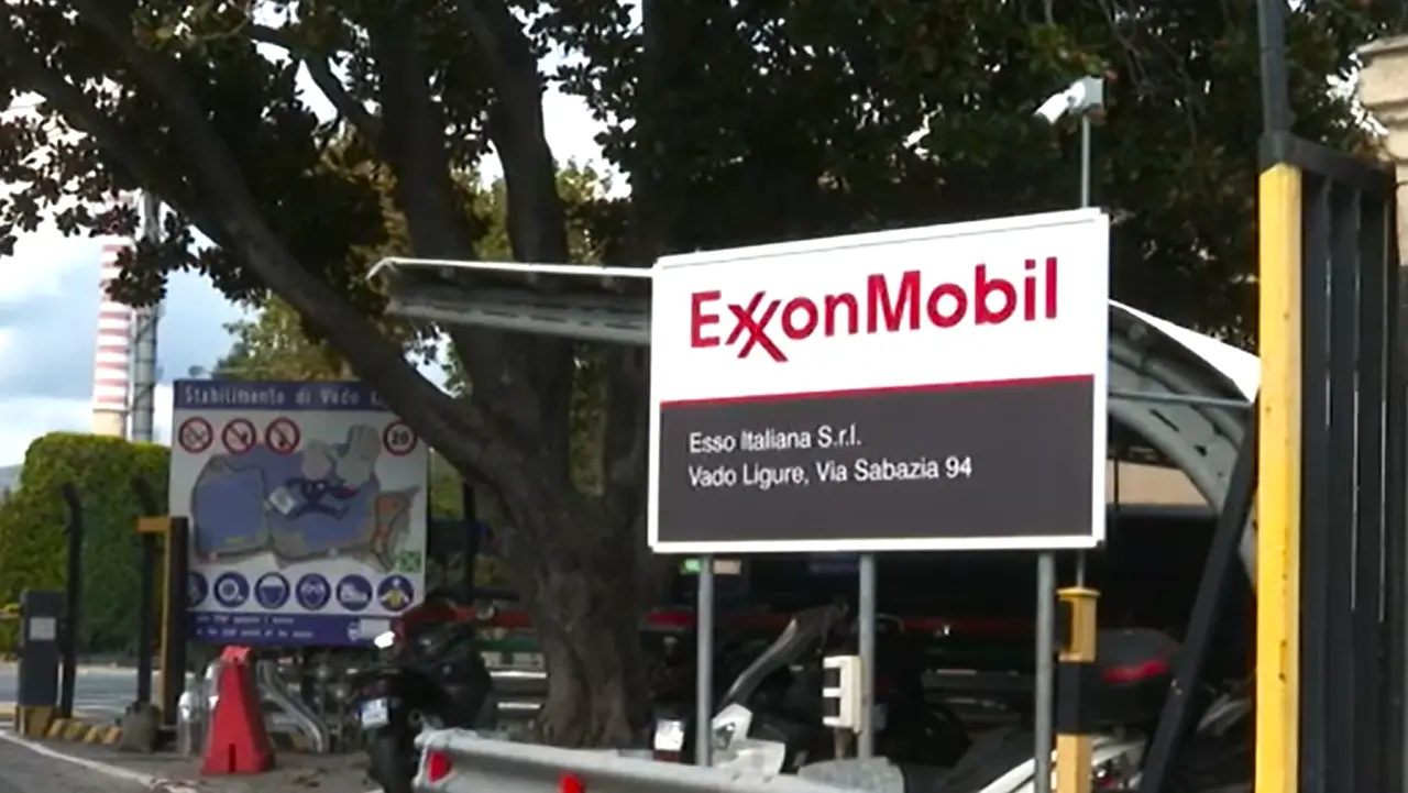 Esso si riorganizza, in esubero un terzo del personale