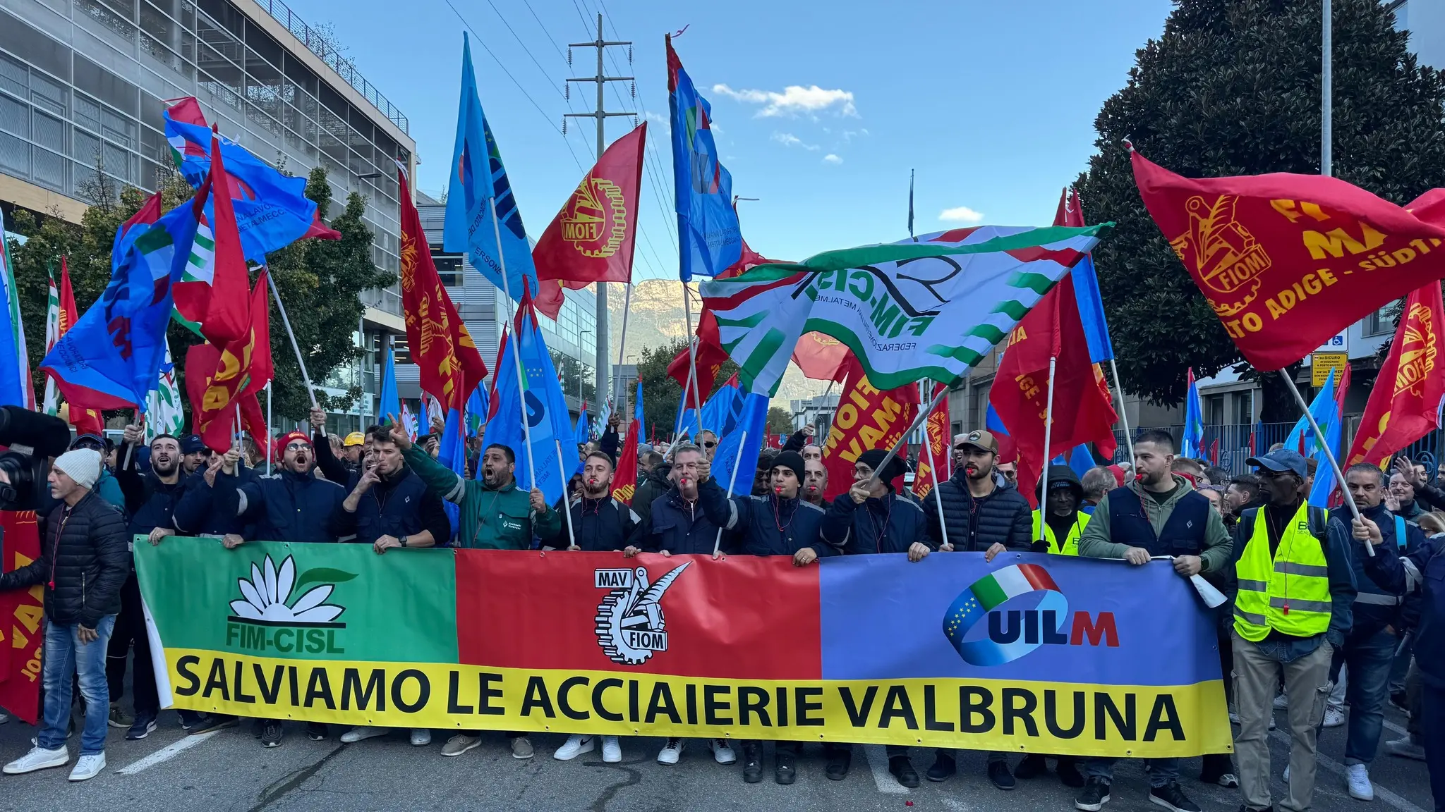 <p>La testa del corteo a Bolzano</p>\\n