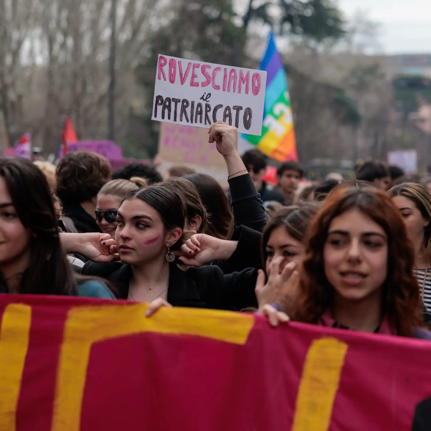 “Non potevi stare a casa a cucinare?”. Cultura patriarcale a un tavolo istituzionale