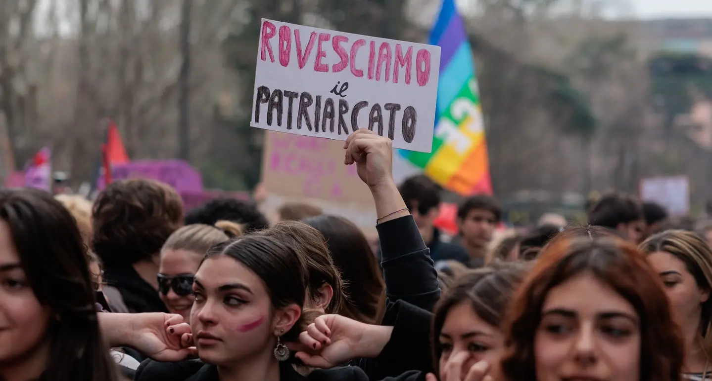 “Non potevi stare a casa a cucinare?”. Cultura patriarcale a un tavolo istituzionale