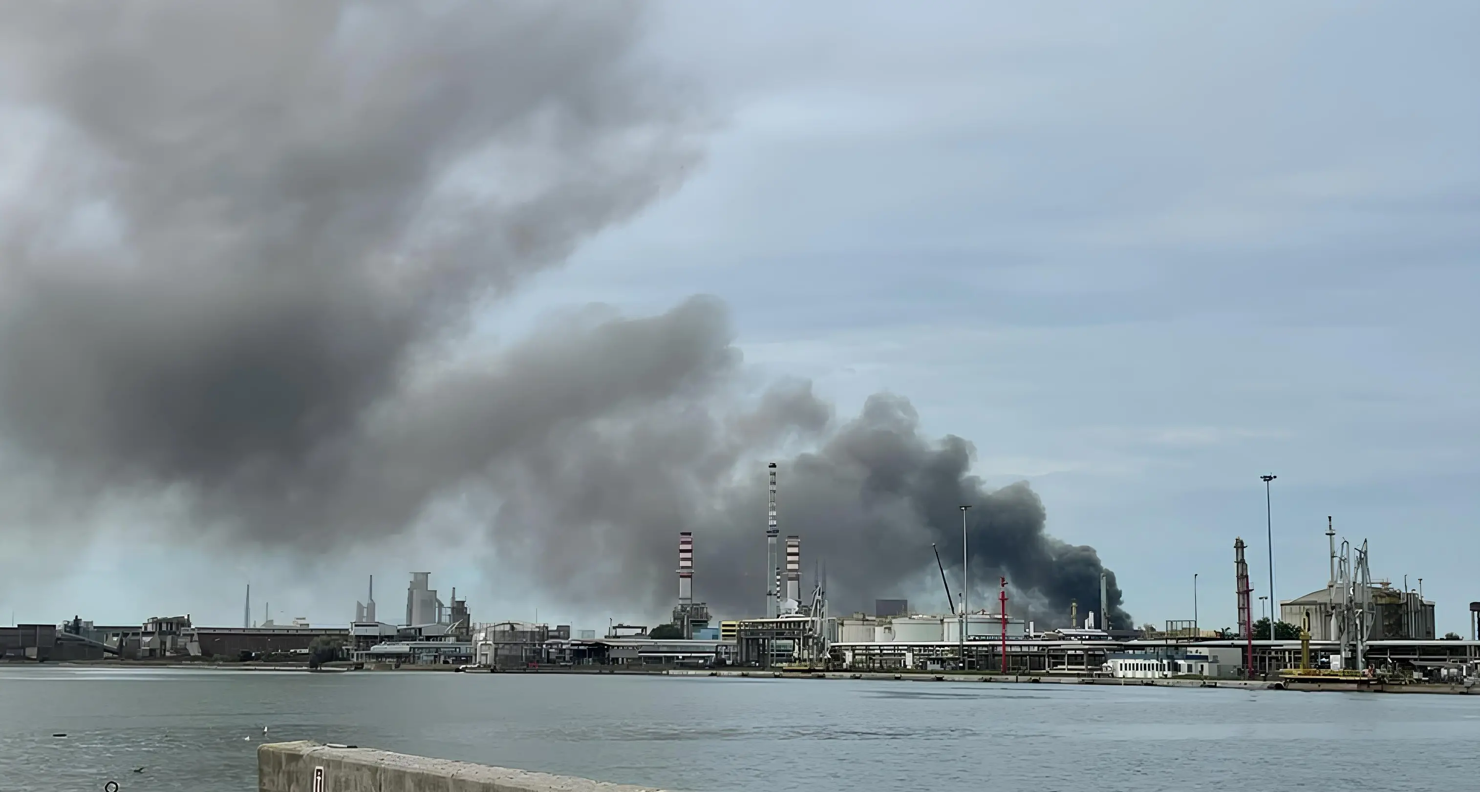Rogo al petrolchimico di Ravenna. È il quarto incidente in un anno