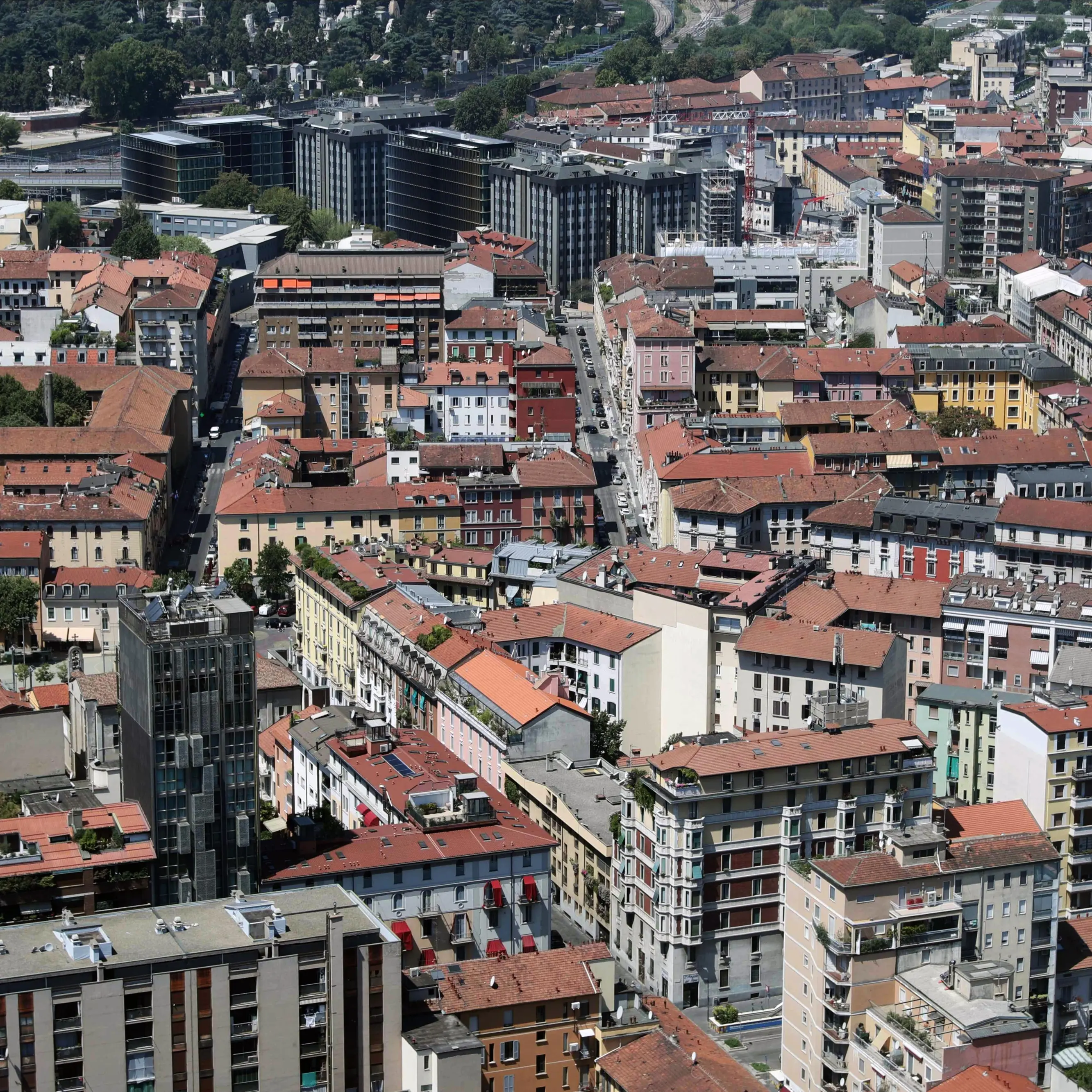 Si lancia dal balcone durante lo sfratto, muore uomo di 71 anni