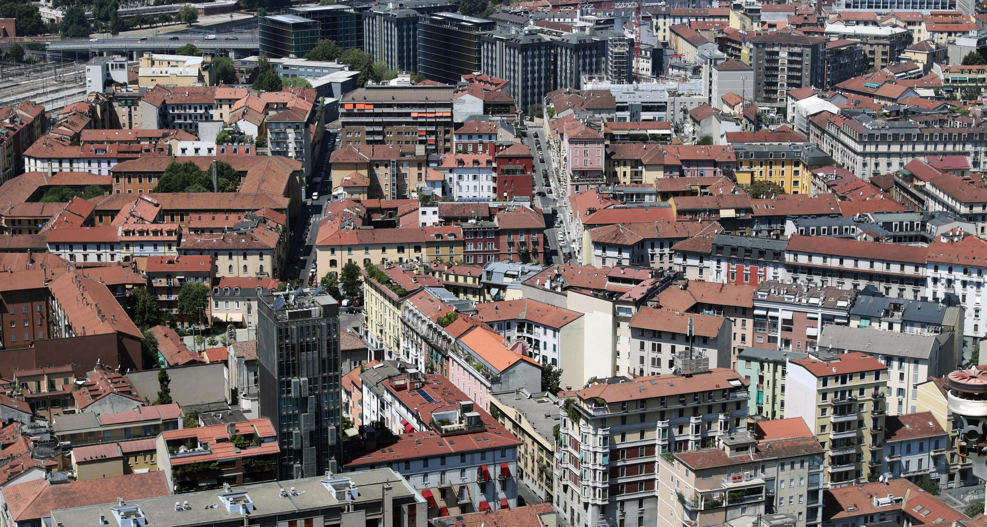 Si lancia dal balcone durante lo sfratto, muore uomo di 71 anni
