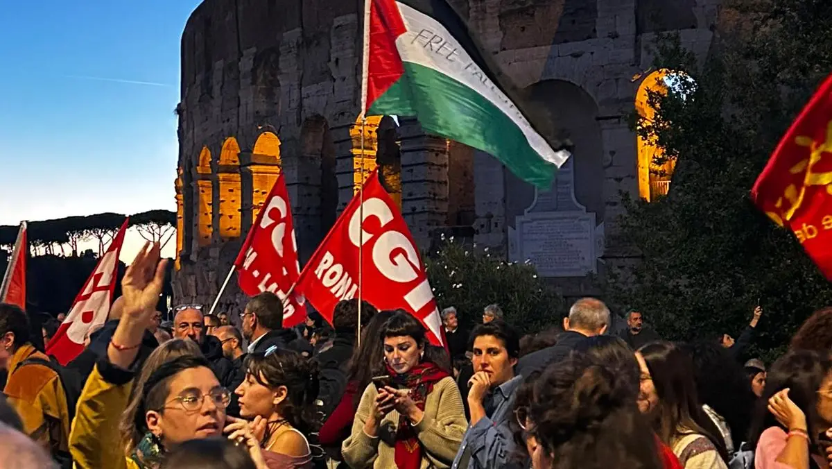 <p>Il corteo sfila davanti al Colosseo a Roma</p>\\n , Antonella Lupi