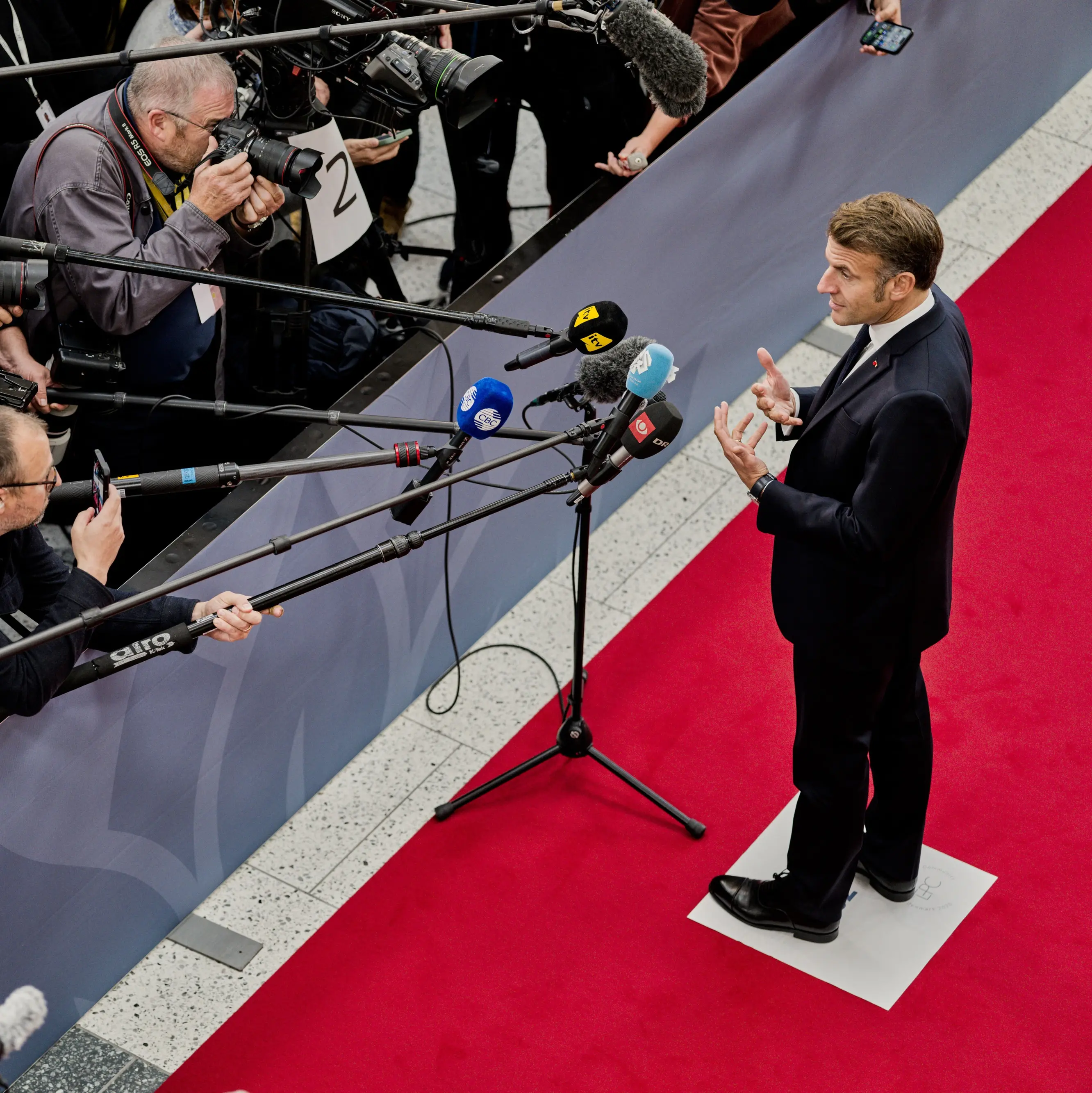 Macron cerca un premier, ma la Cgt avverte: “Nessuna stabilità senza giustizia sociale”