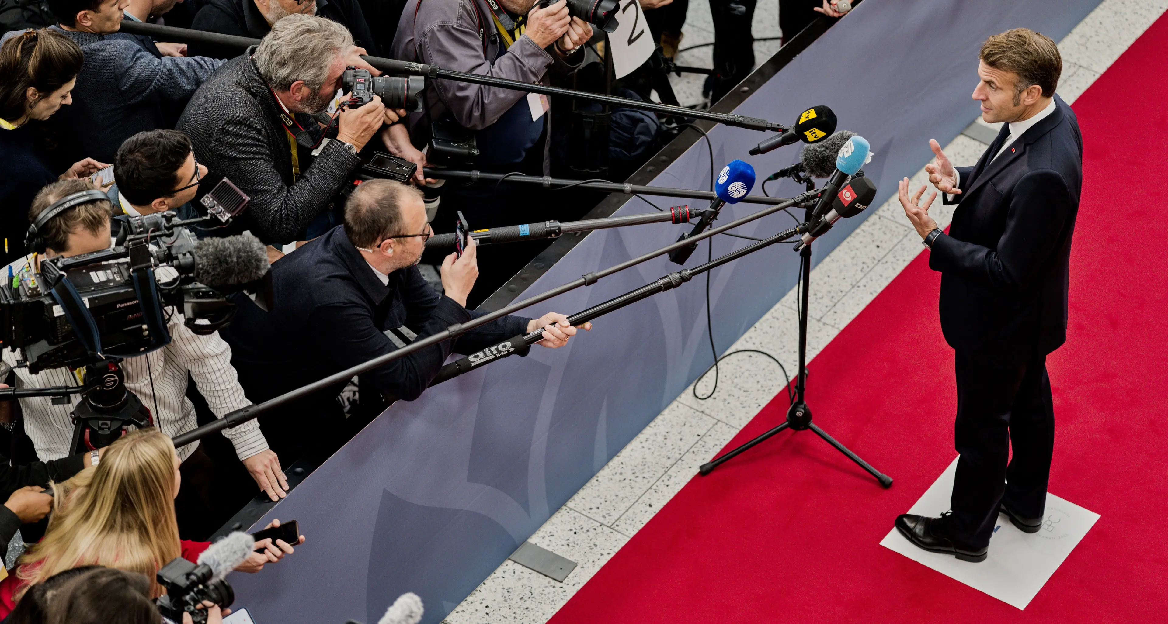 Macron cerca un premier, ma la Cgt avverte: “Nessuna stabilità senza giustizia sociale”