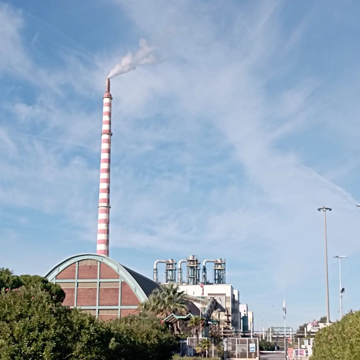 Grosseto, alla Venator di Scarlino torna il fumo dalla ciminiera