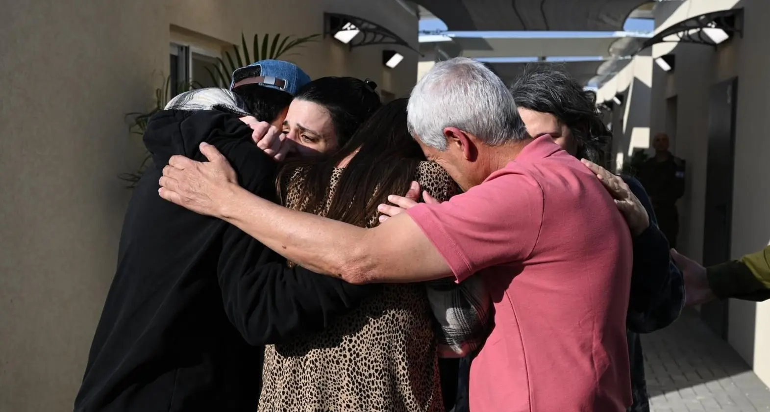 Liberi ostaggi israeliani e prigionieri palestinesi, il resto si vedrà
