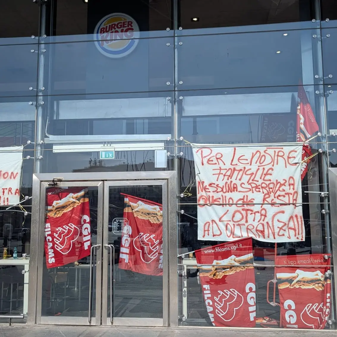 Napoli, chiuso dalla sera alla mattina il Burger King della stazione. Licenziati in 30