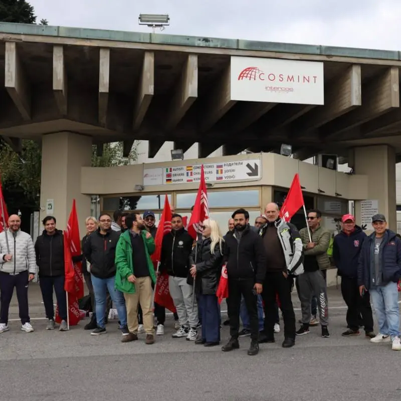 Sciopero contro i licenziamenti alla Prima Si Appalto Cosmint di Olgiate Comasco