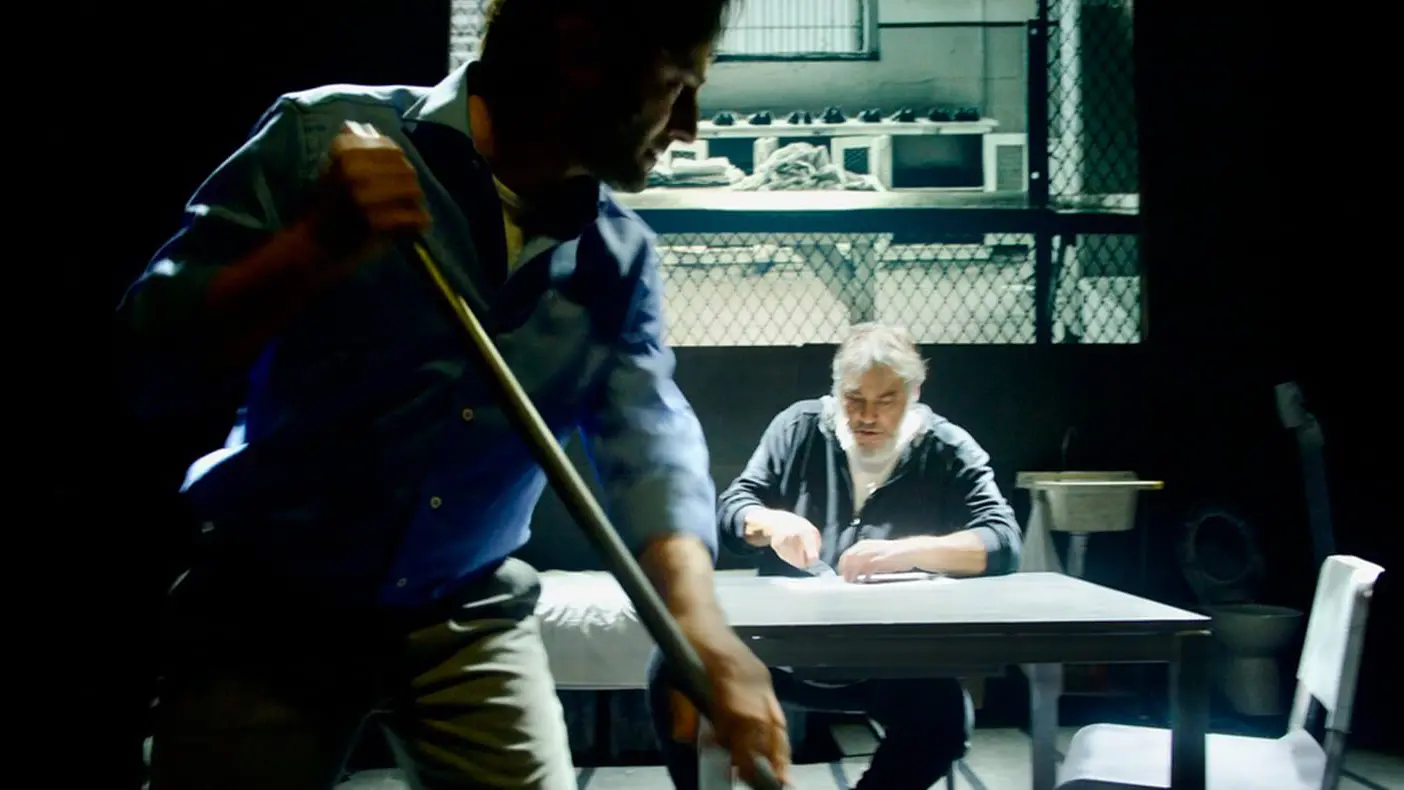 “Le cose che t’ho imparato”, il palco diventa una cella tra noir e risate