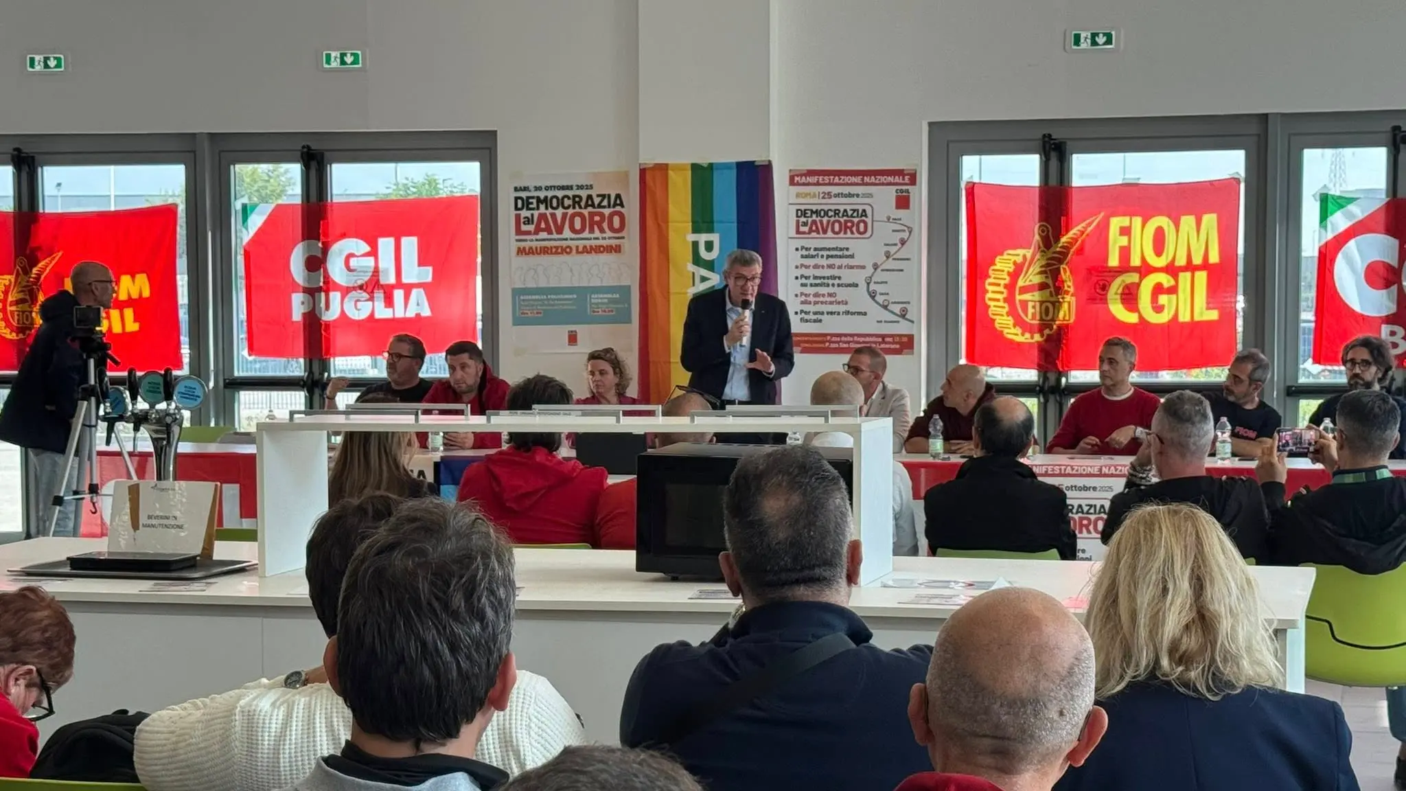 <p>Landini interviene in una recente assemblea con i lavoratori a Bari per spiegare le ragioni della manifestazione di Roma</p>\\n