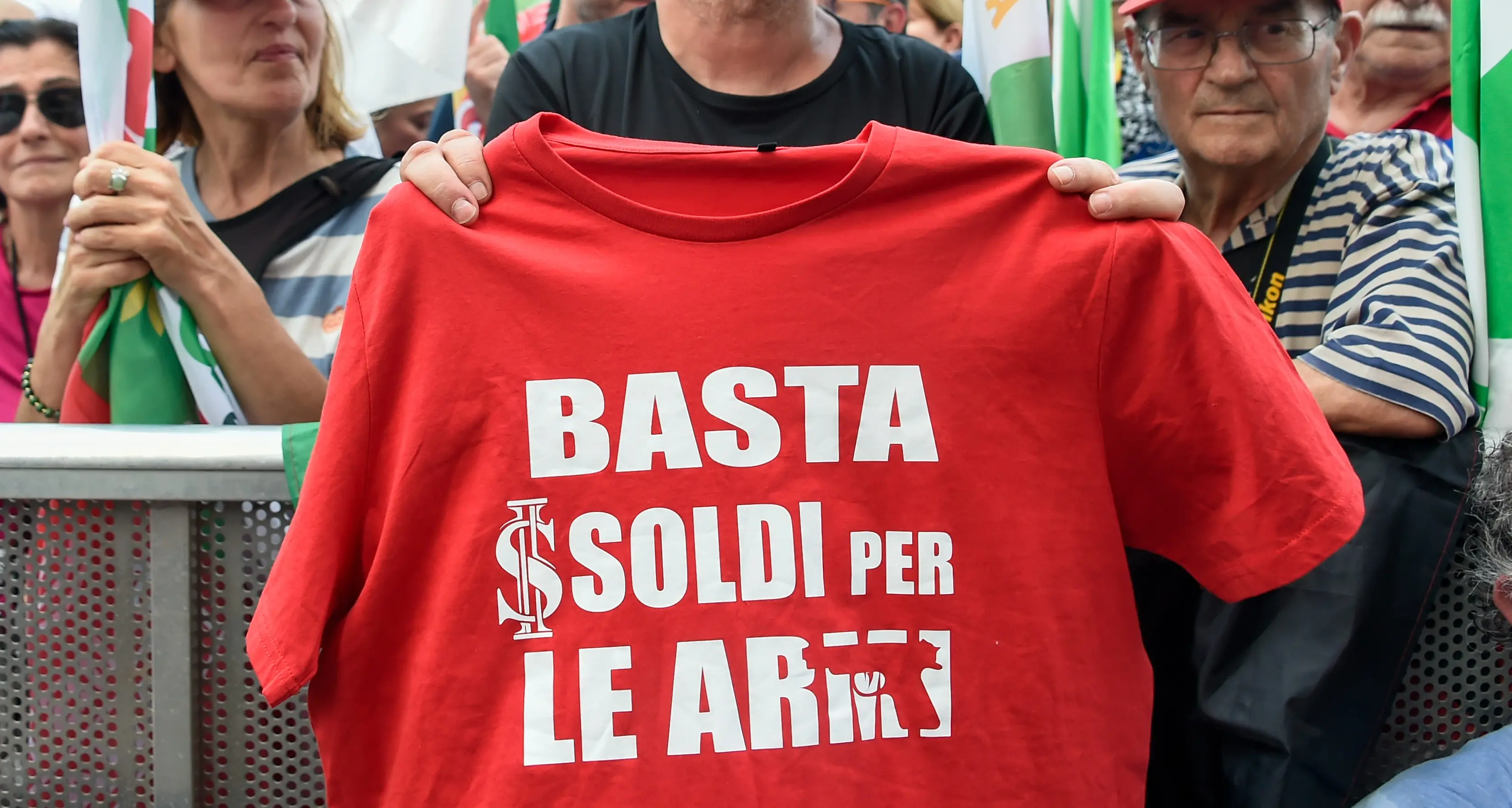 Cresce ancora la spesa militare: nel 2026 oltre un miliardo in più per armi e difesa