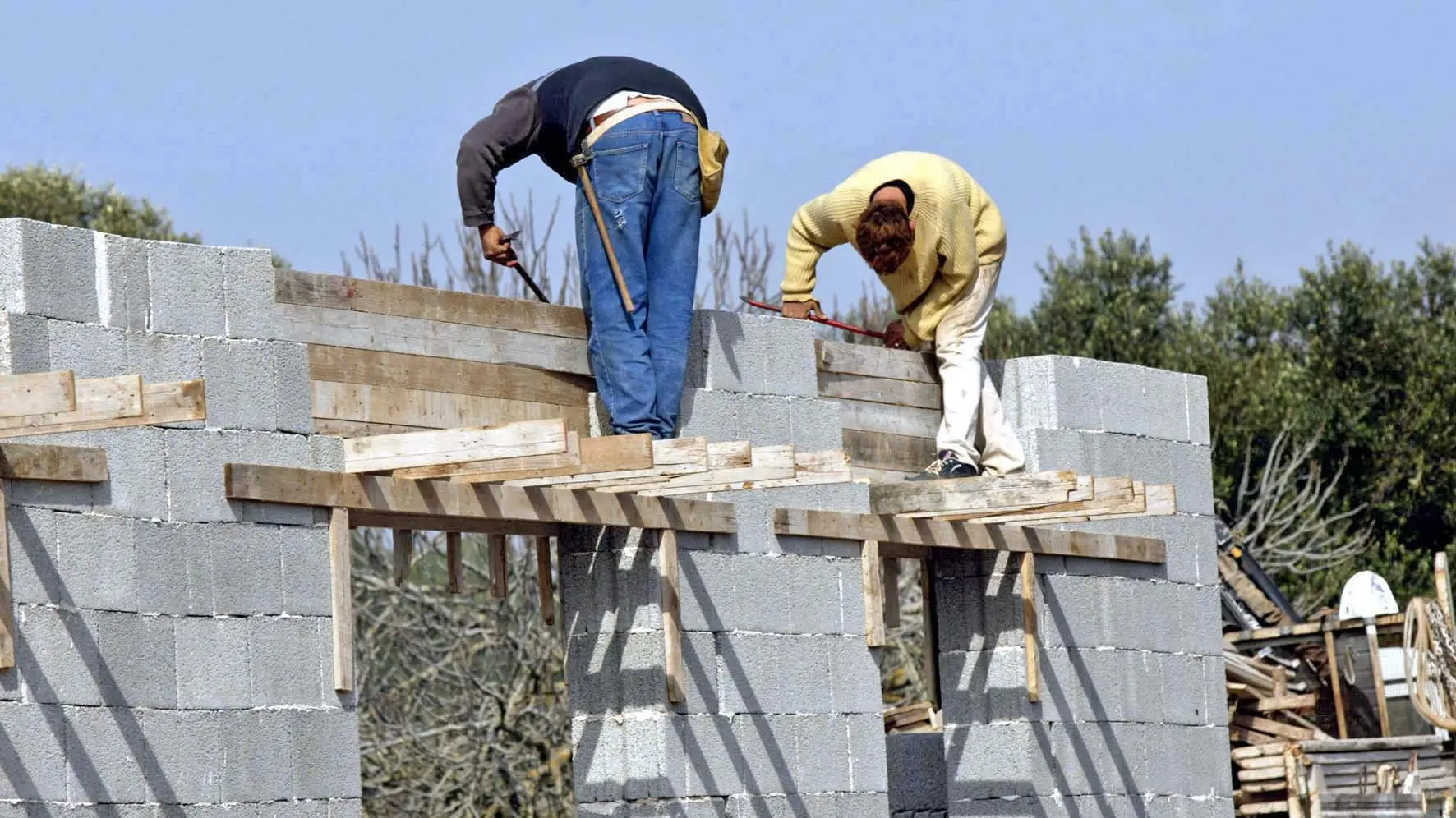 Muore a 70 anni in cantiere, incastrato tra una parete e un escavatore