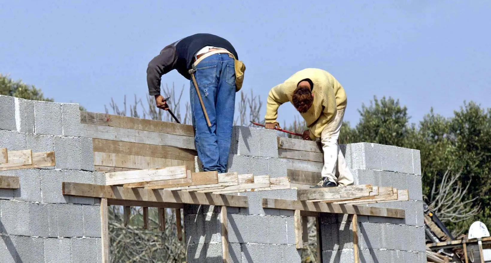Muore a 70 anni, incastrato tra una parete e un escavatore 