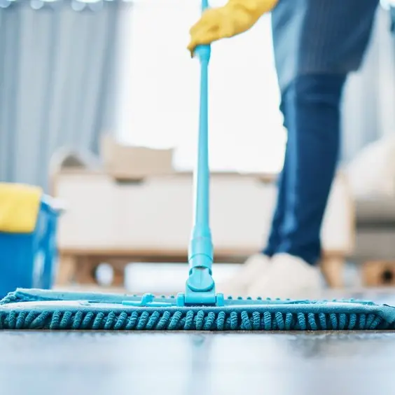 Il lavoro che cura ma non è curato: oltre metà dei domestici è irregolare