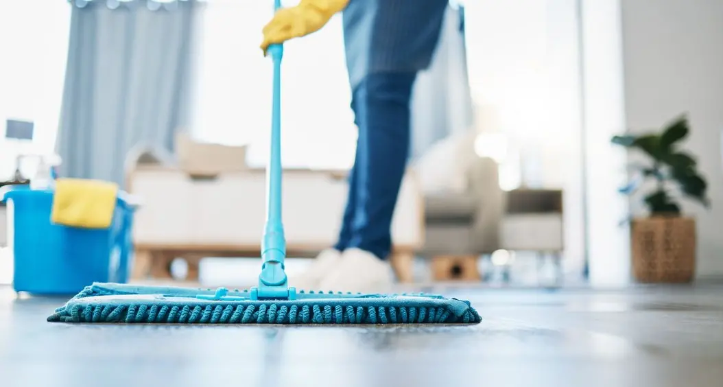 Il lavoro che cura ma non è curato: oltre metà dei domestici è irregolare