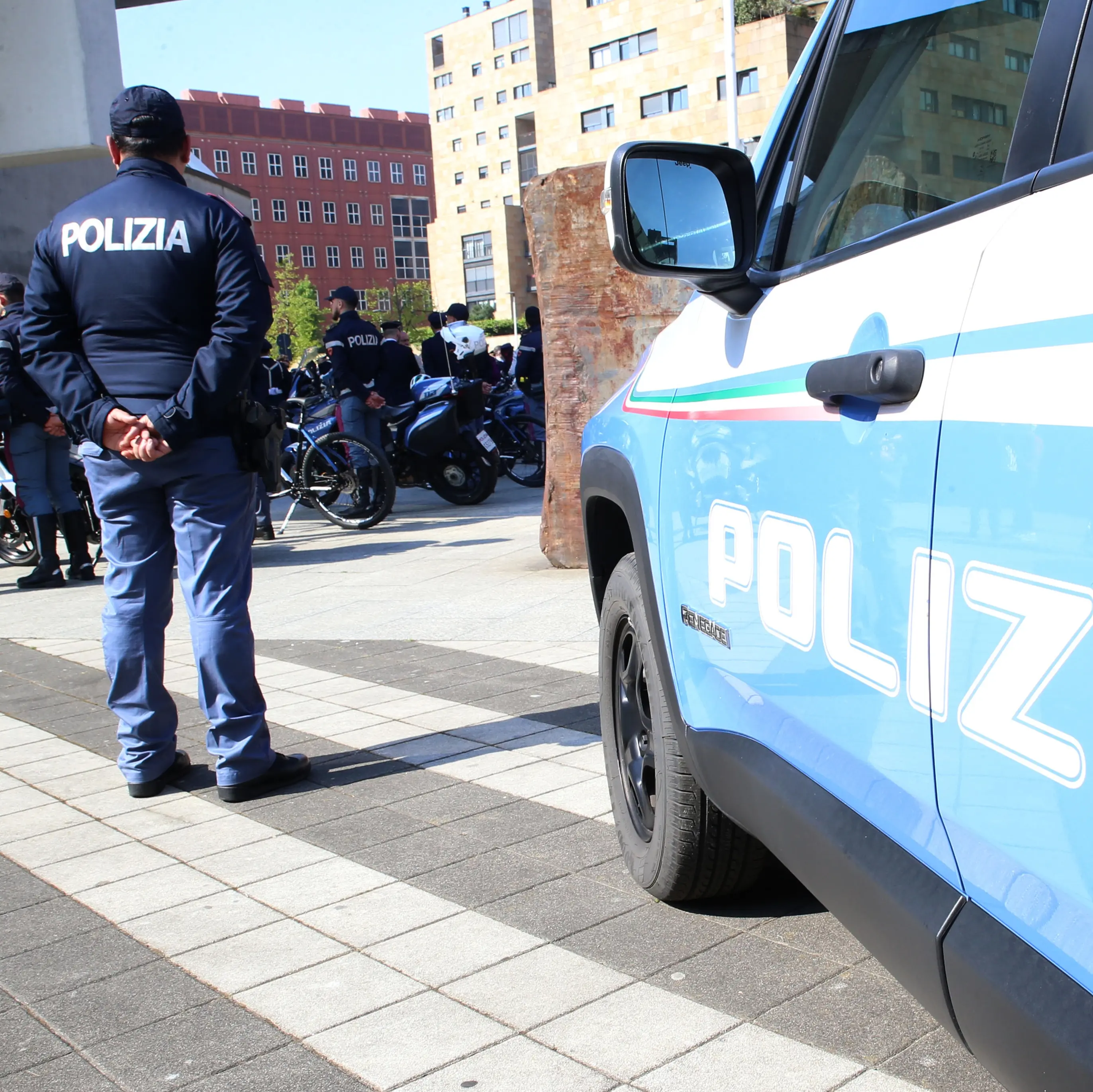 Suv contro pattuglia polizia, muore agente