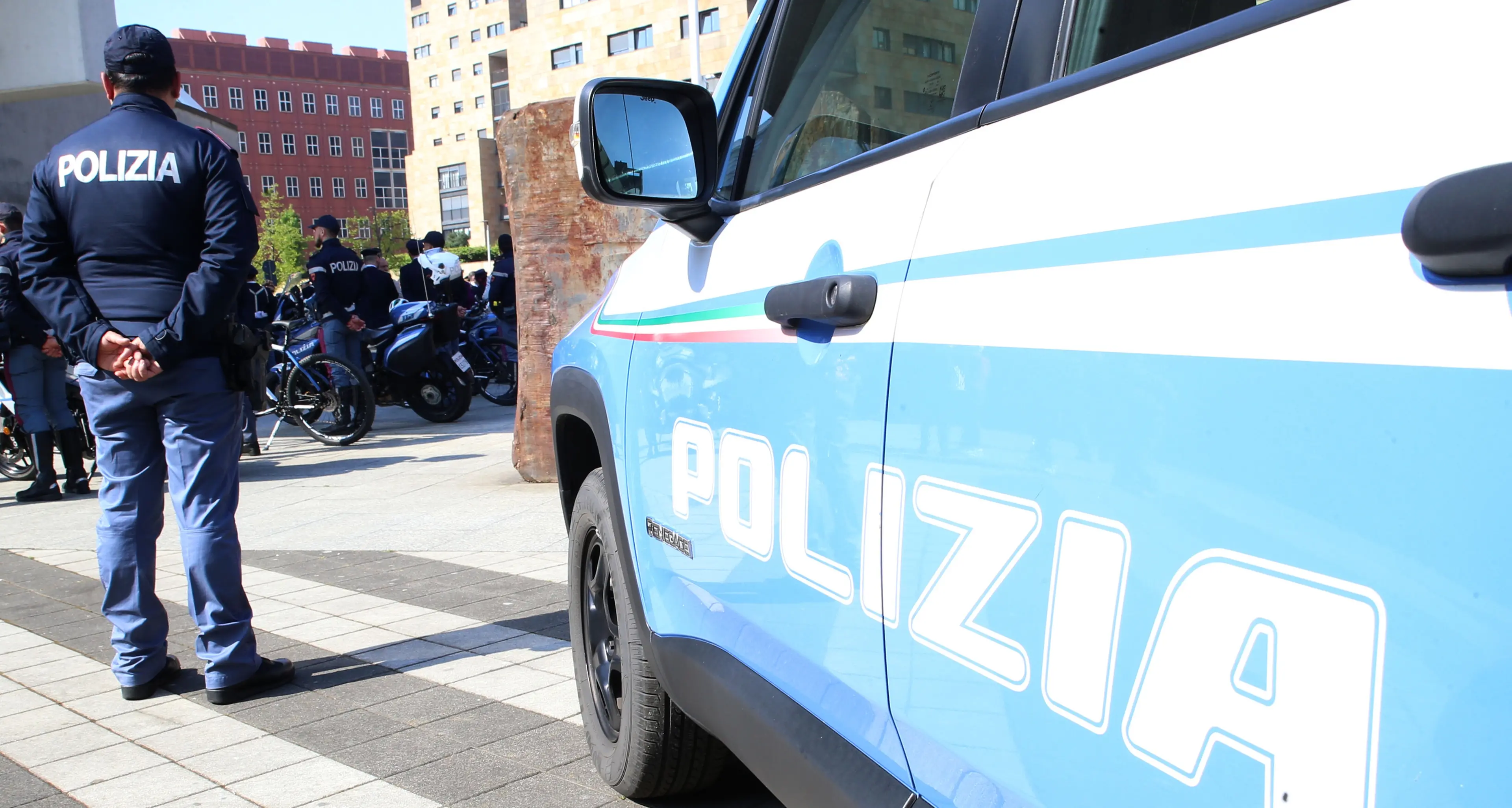 Suv contro pattuglia polizia, muore agente