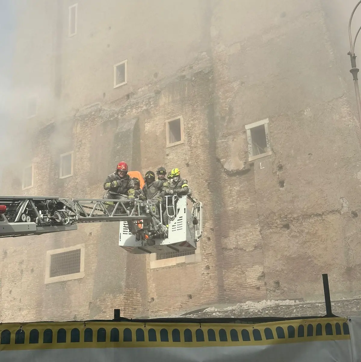 Crollo ai Fori Imperiali, un operaio sotto le macerie