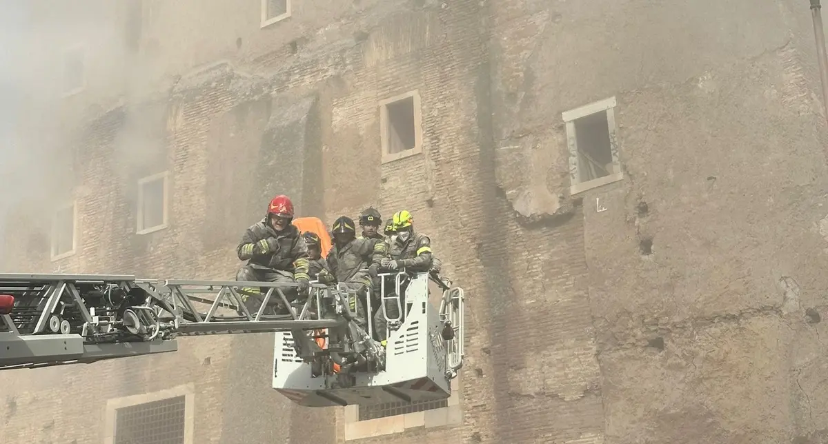 Crollo ai Fori Imperiali, un operaio sotto le macerie