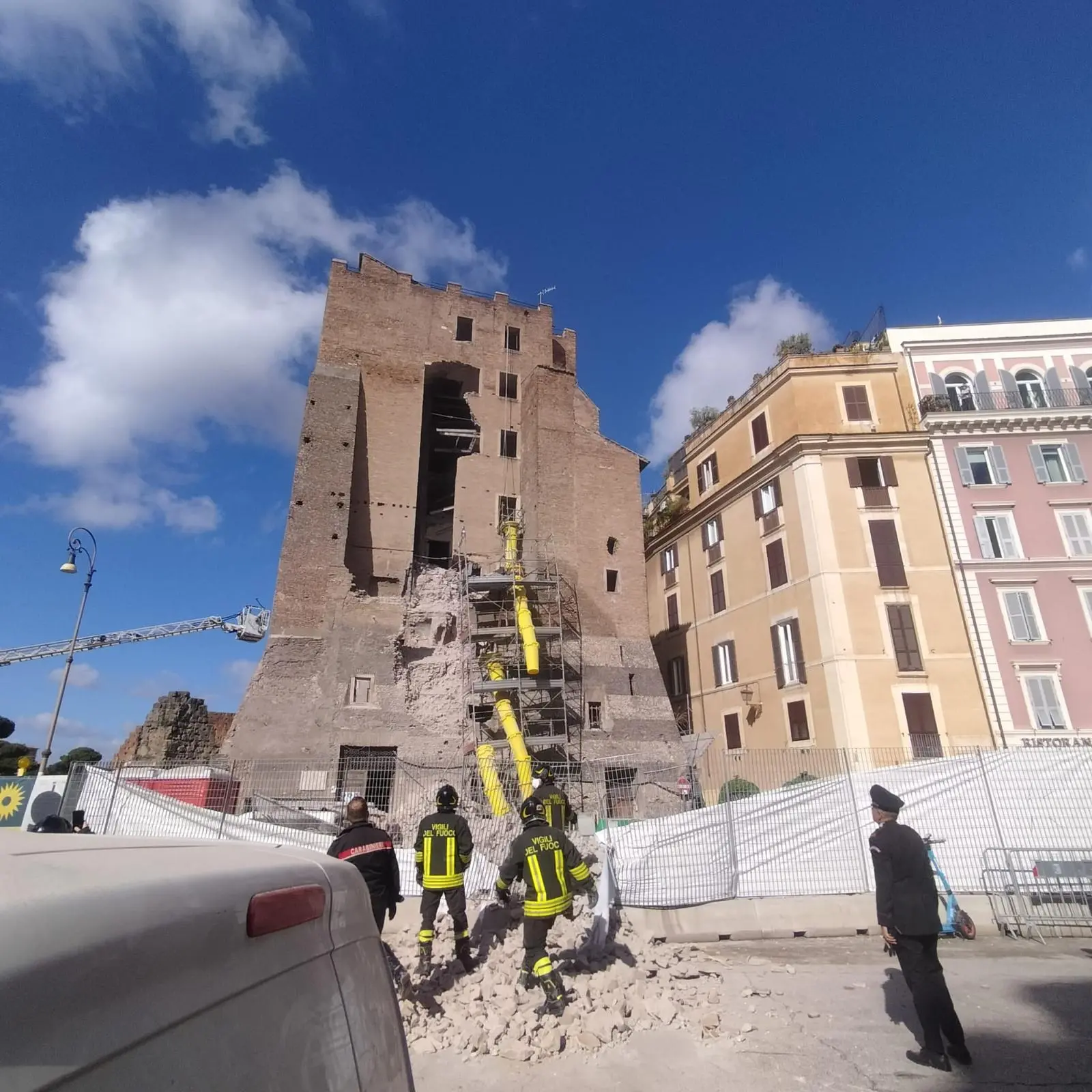 Crollo a Roma, i soccorritori hanno parlato con l’operaio ancora sotto le macerie