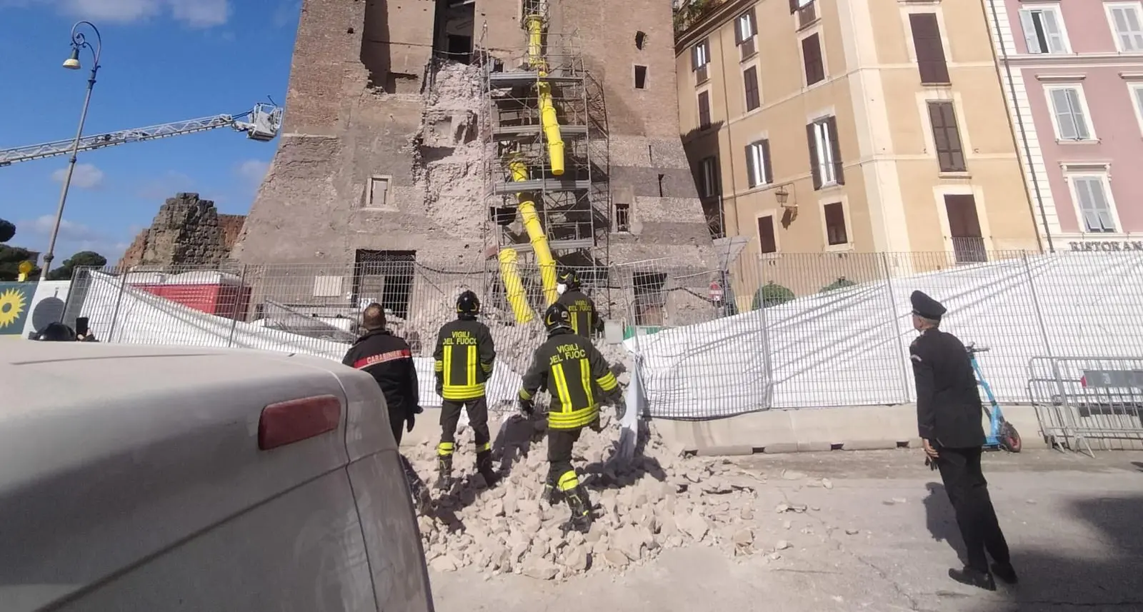 Crollo a Roma, i soccorritori hanno parlato con l’operaio ancora sotto le macerie