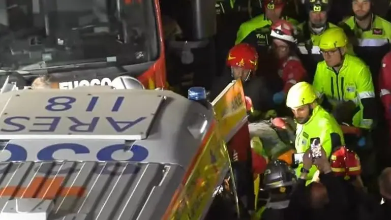 Crollo Roma, operaio estratto vivo dalle macerie, ma in gravi condizioni