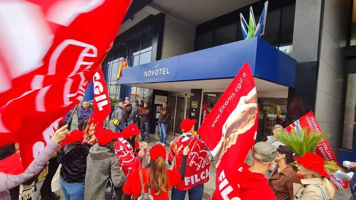 <p>Lavoratrici in presidio davanti al Novotel Sampierdarena a Genova</p>\\n