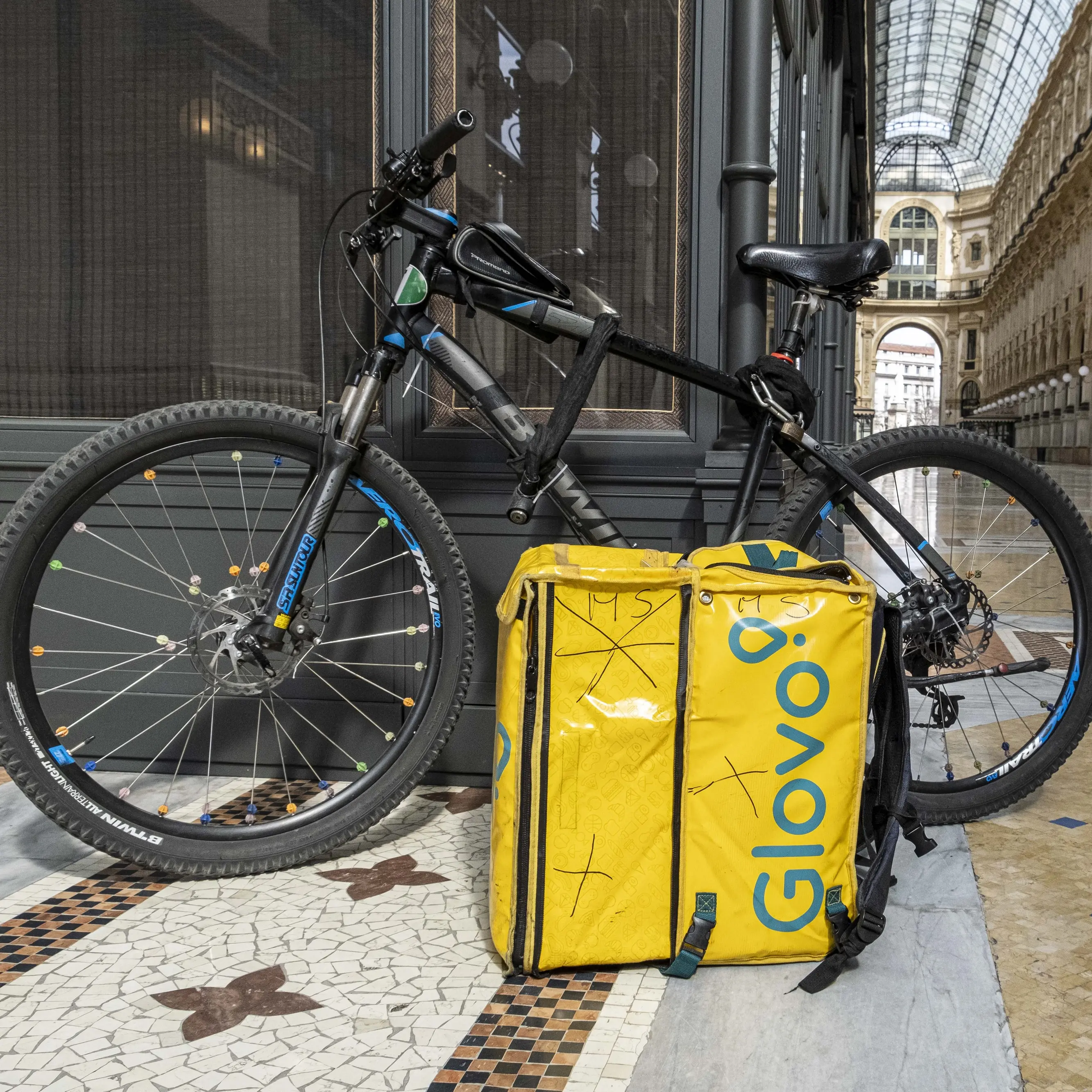 Rider sfruttati, controllo giudiziario per Glovo