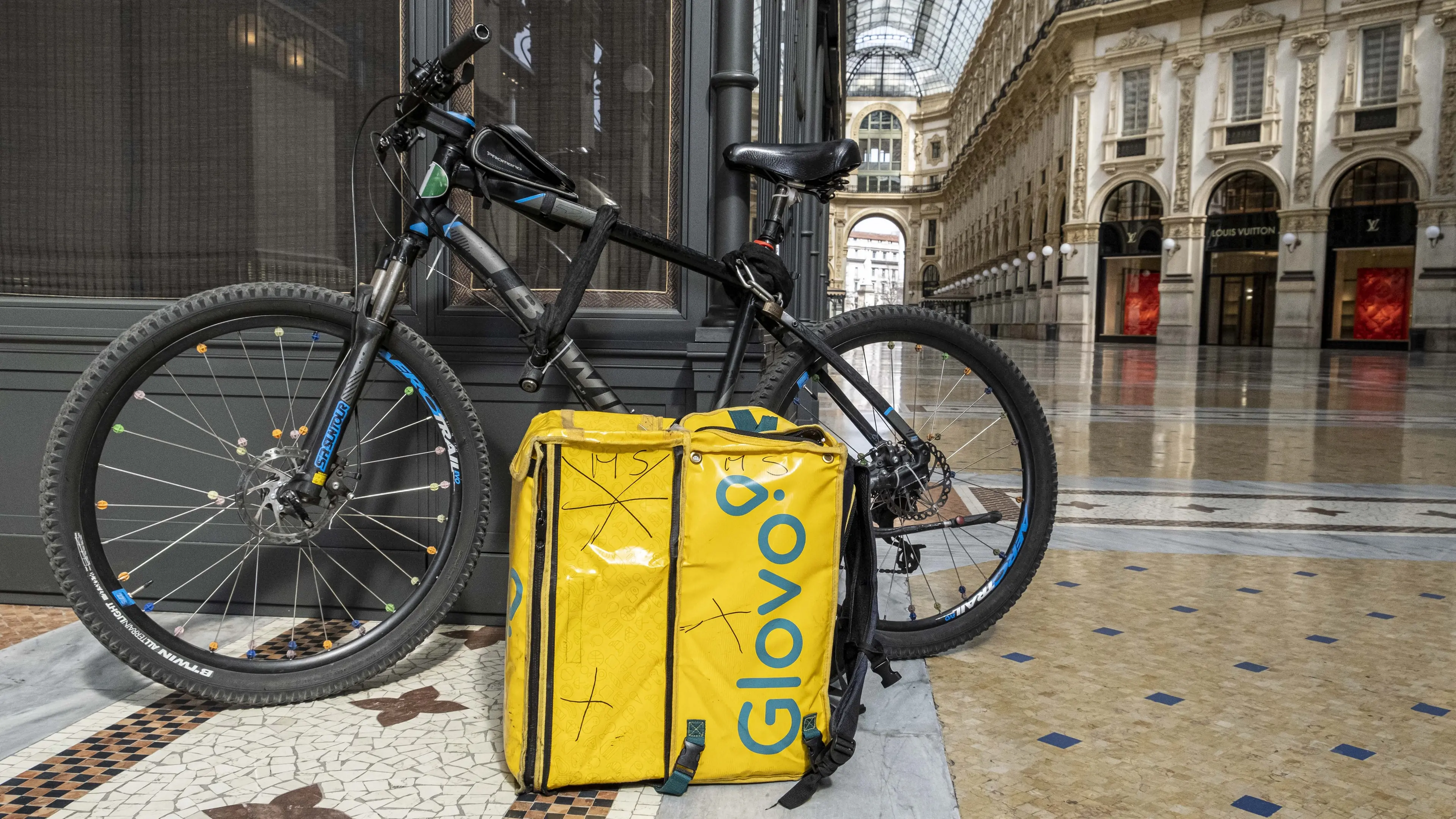 Rider sfruttati, controllo giudiziario per Glovo