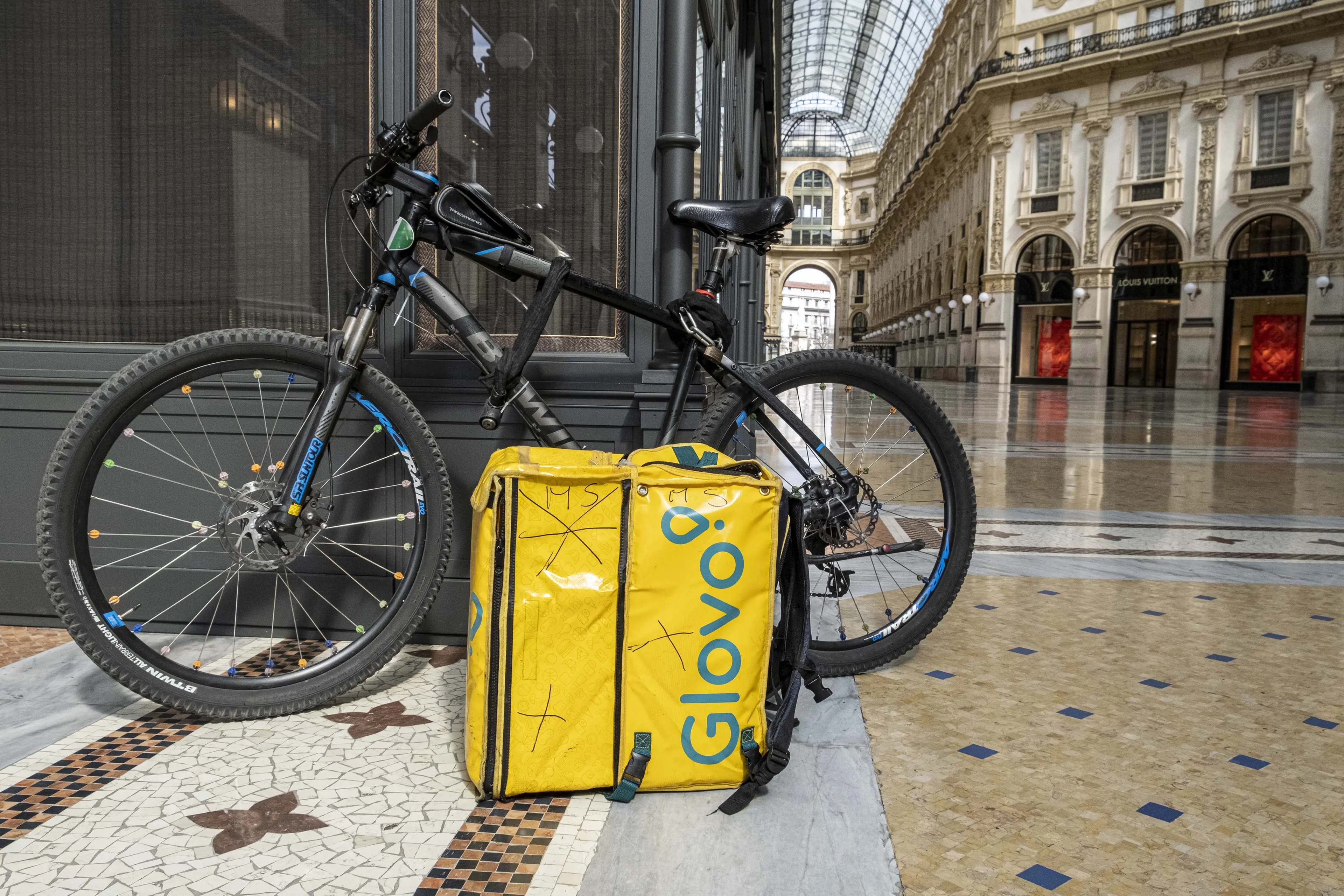 Rider sfruttati, controllo giudiziario per Glovo