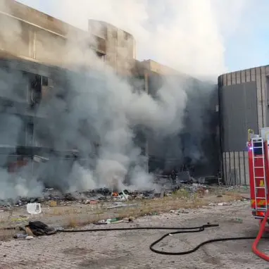 Fiamme in edificio abbandonato a Roma, ferito uno degli occupanti