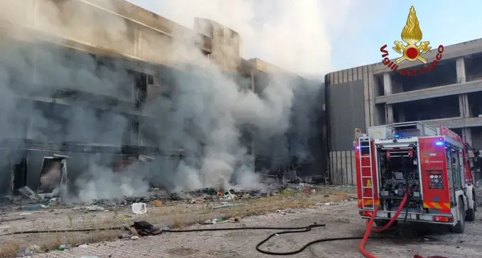 Fiamme in edificio abbandonato a Roma, ferito uno degli occupanti