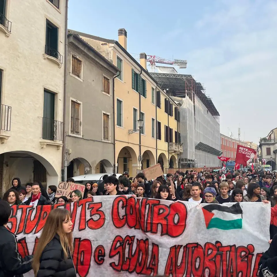 “Non fermerete il vento”, studenti e studentesse invadono le piazze