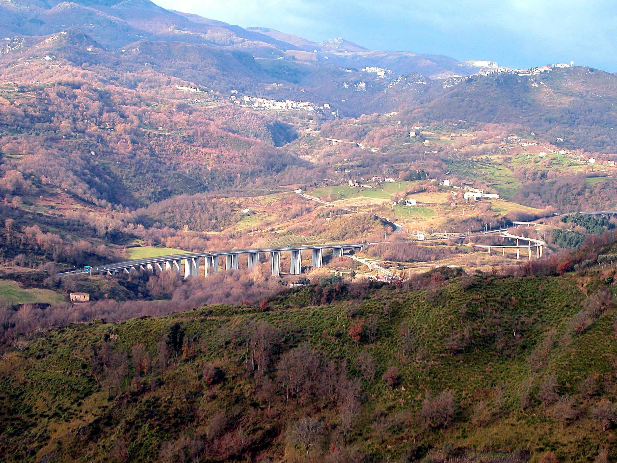 CALABRIA 2003 : TRATTO AUTOSTRADALE A3 ZONA DI COSENZA,VEDUTA DA MARTIRANO AUTOSTRADA SALERNO - REGGIO CALABRIA FOTO DI © PASQUALE ARBITRIO/AG.SINTESI