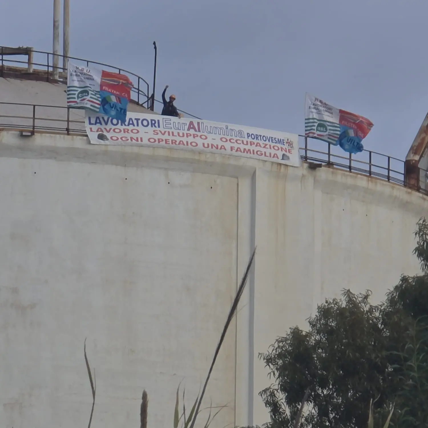 Eurallumina, operai a 40 metri su silo: “Il ministero ci convochi”