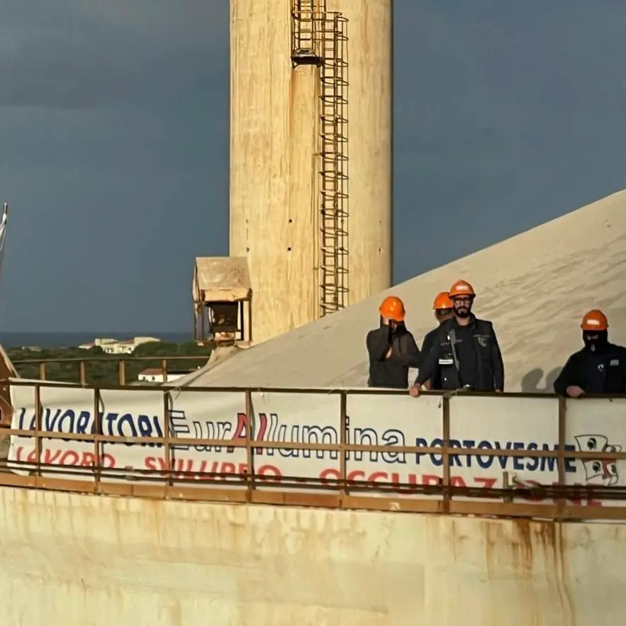 Sulcis, Eurallumina: prima notte in cima al silo per gli operai che protestano