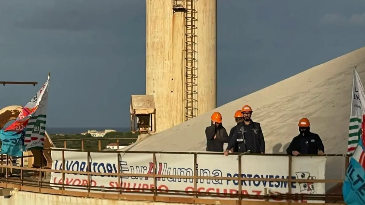 Sulcis, Eurallumina: prima notte in cima al silo per gli operai che protestano