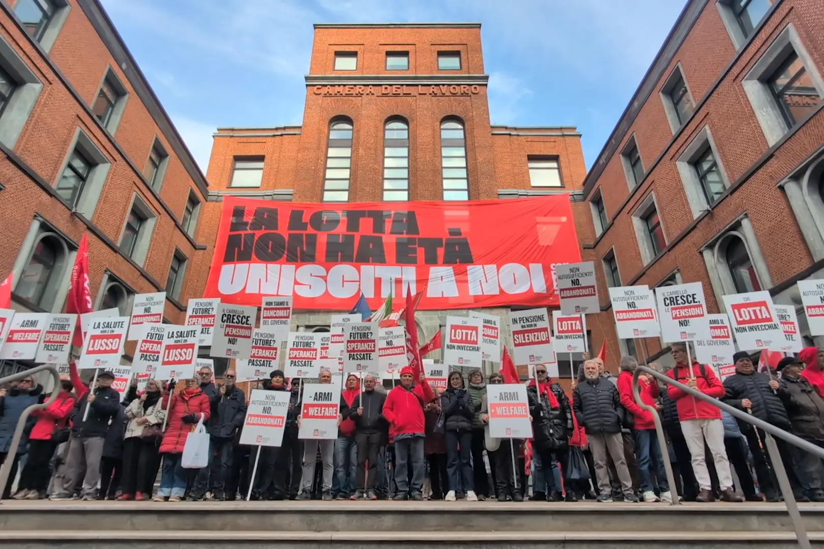 “La lotta non ha età”... e si vede. Ai presidi Spi Cgil in Lombardia migliaia di pensionati