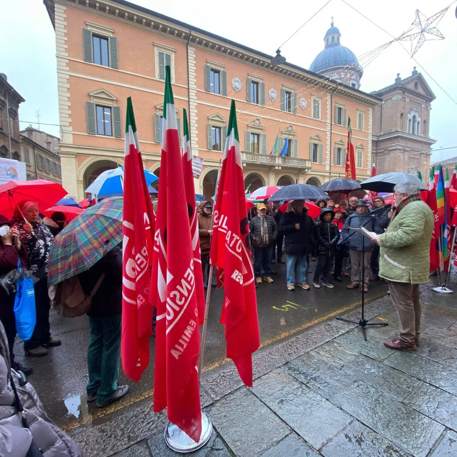 Reggio Emilia, pensionati in piazza con lo Spi davanti alla Prefettura