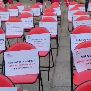Genova, flash mob Spi Cgil: “Una società che lascia sedie vuote crea un Paese senza futuro”