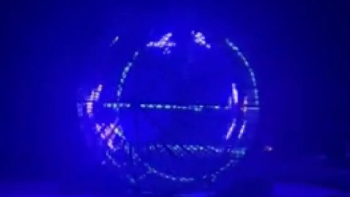 <p>La sfera in cui vorticavano i tre motociclisti poco prima dello schianto</p>\\n