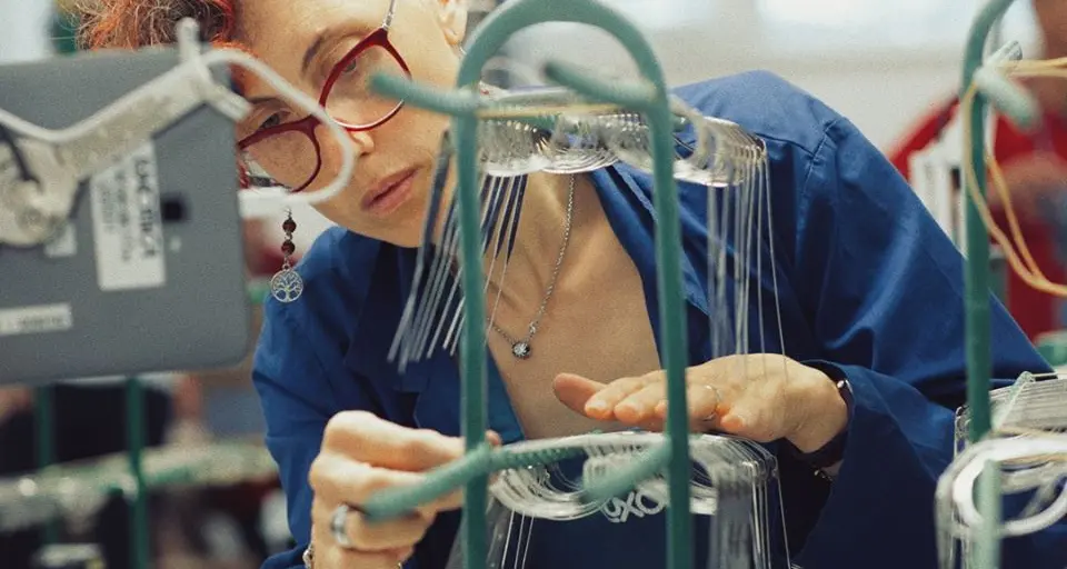 EssilorLuxottica, settimana corta estesa e qualità premiata