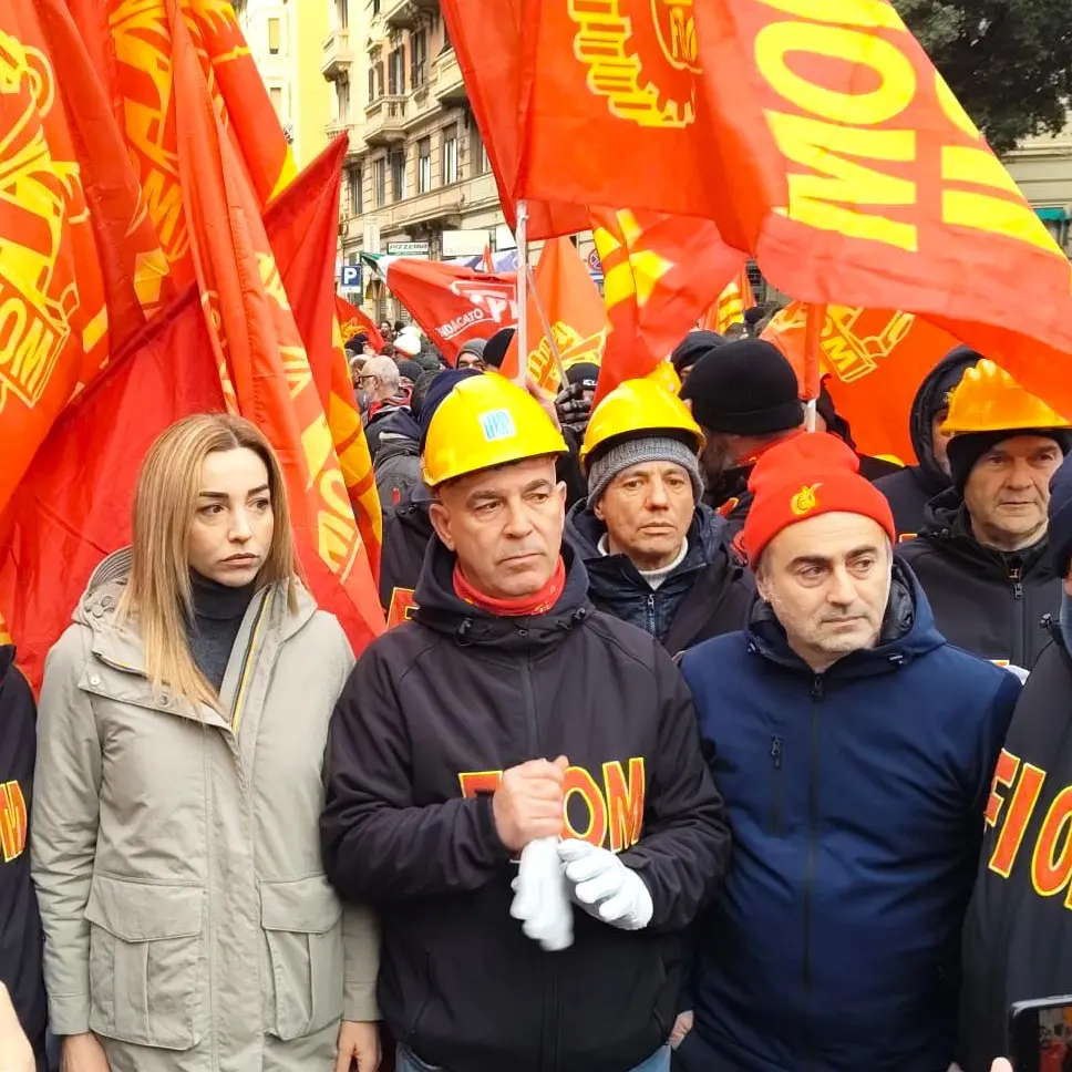 Genova in piazza: “Non chiuderete l’ex Ilva”