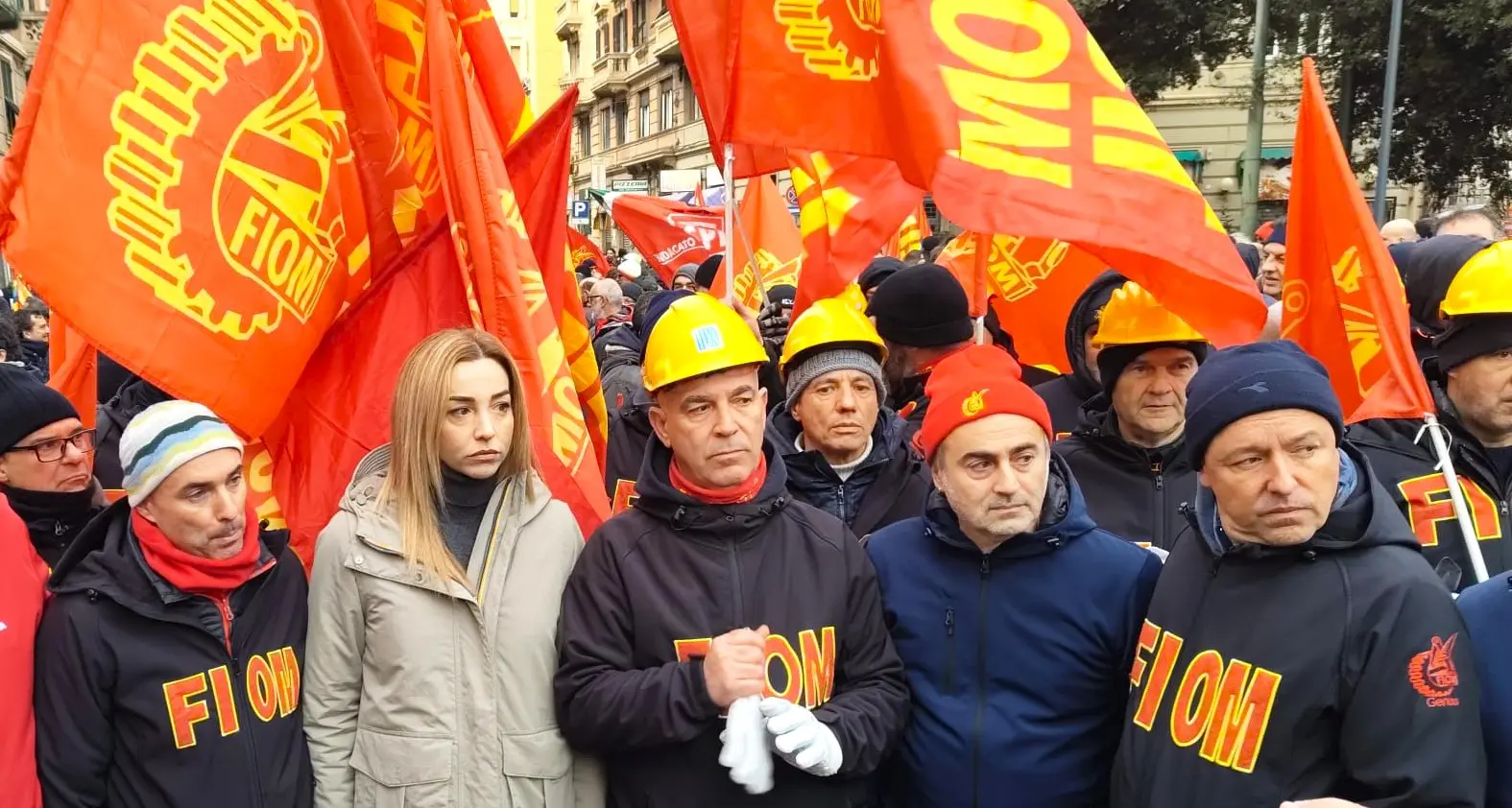 Genova in piazza: “Non chiuderete l’ex Ilva”