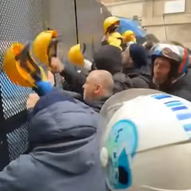 Ex Ilva: tensioni a Genova davanti alla prefettura, un operaio ferito