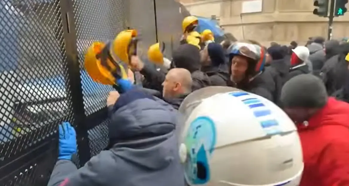 Ex Ilva: tensioni a Genova davanti alla prefettura, un operaio ferito