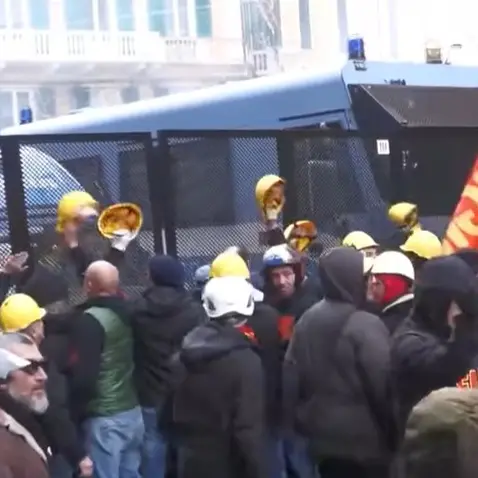 A Genova la polizia lancia i lacrimogeni sul corteo degli operai Ilva. Cgil: “Deriva reazionaria del governo”